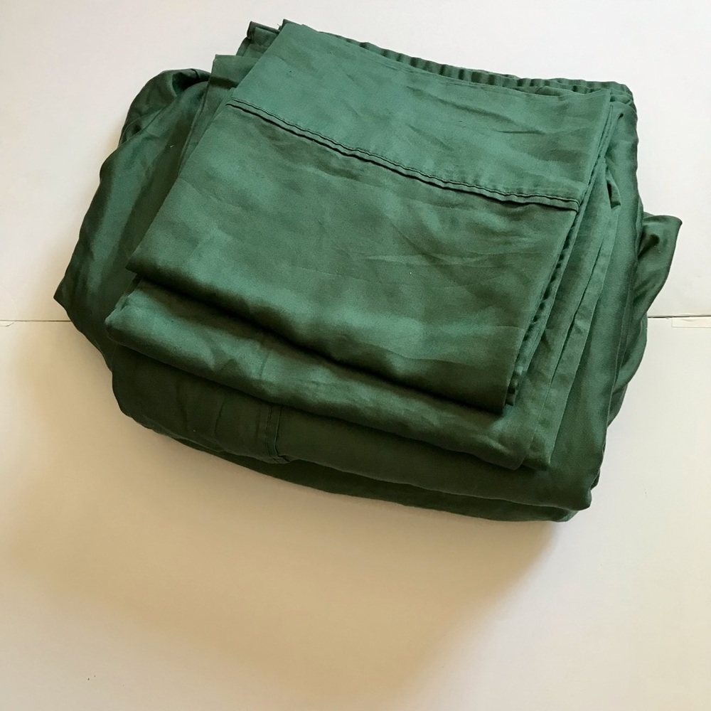 “Serene Sleep” Hunter Green king size sheet set with sateen finish NEVER USED!